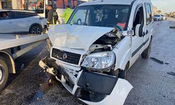 Serik'te 2 araç kavşakta çarpıştı