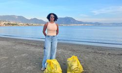 Poşet poşet çöp toplayıp sosyal medyada paylaşıyor
