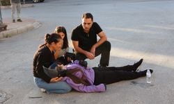 Motosikletin sürücüsü yola savruldu