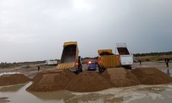 50 kamyon kum, çalındığı bölgeye geri döküldü