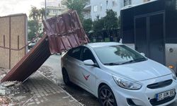 Fırtına inşaat korkuluklarını uçurdu, park halindeki araca zarar verdi