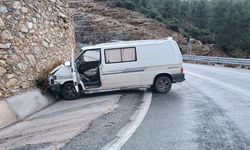 Otomobil istinat duvarına daldı