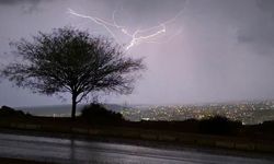 Antalya'da geceyi şimşekler aydınlattı