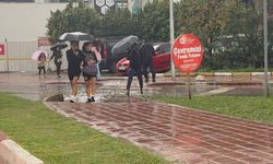 Antalya'da şiddetli yağış; yollar göle döndü