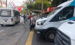 Şube önüne park eden  PTT araçları engellilere yol vermedi!