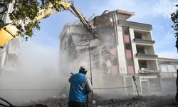 Sındırgı’da yıkım çalışmaları sürüyor