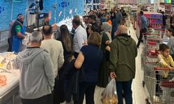 Hamsinin kilosu 50 liraya düştü, vatandaşlar markete akın etti
