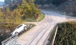 Çocuğun kullandığı otomobilin köprüden çaya uçtuğu kaza kamerada