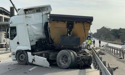 İki kamyon çarpıştı: Sürücü araç içinde sıkıştı