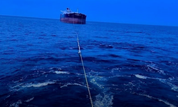 Kastamonu açıklarında isabet alan 'Virat' isimli gemi Türkeli’ye çekiliyor