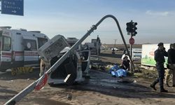 Feci kaza: Tır, iki aracı biçti: 2 ölü, 3 yaralı