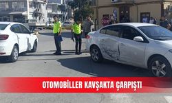Otomobiller kavşakta çarpıştı