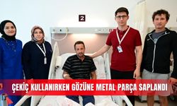 Çekiç kullanırken gözüne metal parça saplandı