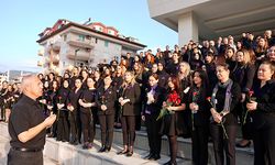 Alanya’da kadına şiddete dikkat çekmek için siyah giydiler