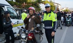 Korkuteli'nde motosiklet sürücülerine kask dağıtıldı