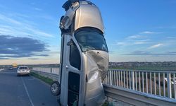 Tekirdağ’da ilginç kaza: Bariyere çarpan araç dik durdu