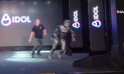Rusya'da yapay zekalı insansı robotu tanıtım sırasında yere düştü