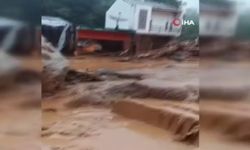 Endonezya'nın Kuzey Sumatra bölgesinde sel: 17 ölü, 61 yaralı