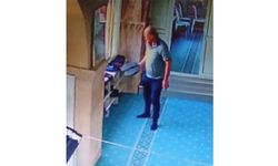 Camide ayakkabıları tek tek inceledi, beğendiğini çaldı