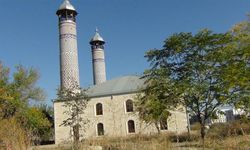 Ermeni İşgalinde ahır olan Cuma Mescidi yeniden ibadete açıldı