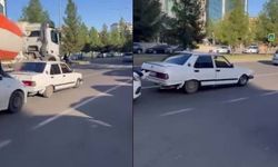 Yolda kalan Fiat Tofaş’ı, başka bir aracın kaputuna çıkıp ayakları ile ittirdiler