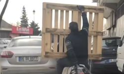 Tehlikeli yolculuk: Motosiklet üzerinde palet taşıdı
