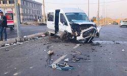 Minibüs ile hafif ticari araç çarpıştı: 19 yaralı