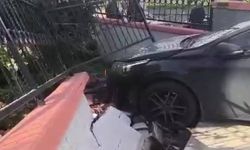 El freni çekilmeyen otomobil bahçe duvarını yıktı
