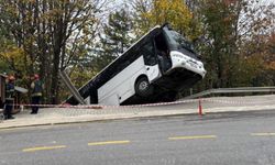 Facianın eşiğinden dönüldü: Tur otobüsü şarampole düştü