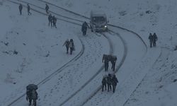 Yüksekova yoğun kara teslim oldu