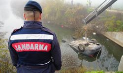 Kazada ölen arkadaşını araçta bırakıp kaçtılar