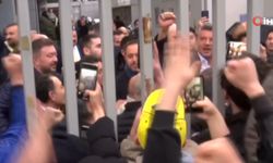 Sadettin Saran, stat önünde bekleyen taraftarları selamladı