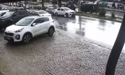 Sürücüsünün el frenini çekmeyi unuttuğu otomobil, kazaya neden oldu