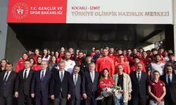 Bakan Bak: Milli Sporcu Bursu ile sporcuların ‘Okul mu–eğitim mi’ ikilemi ortadan kalktı