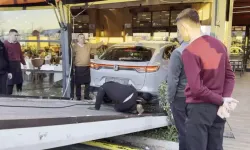 Müzisyen Cahit Berkay otomobiliyle restorana girdi