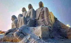 Şehit askerler anısına kardan heykeller