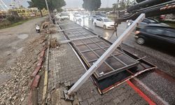 Antalya'da fırtına dev tabelayı devirdi