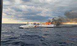 Lüks teknenin alev alev yandığı anlar dronla görüntülendi