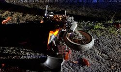 Otomobille motosiklet çarpıştı