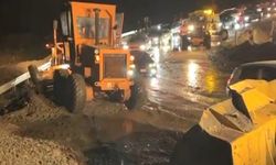 Mersin-Antalya arasında selle gelen mucurlar yolu kapattı