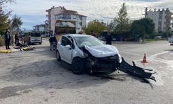 Hafif ticari araç ile otomobil kavşakta çarpıştı: 4 yaralı