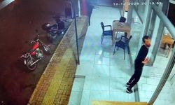 Camı fark etmeyip yüzünü çarpan garson neye uğradığını şaşırdı