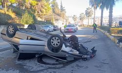 Virajı alamayan otomobil aydınlatma direğine daldı