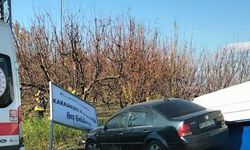 Otomobil otobüs durağına çarptı