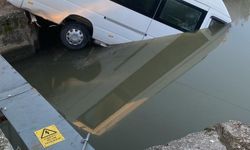 Serik'te minibüs sulama kanalına uçtu