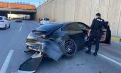 Serik’te lüks otomobil duvara çarptı