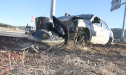 Otomobil trafik ışığı direğine daldı