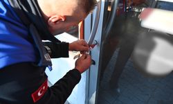 Ruhsatsız çalıştığı belirlenen dönercinin kapısına mühür vuruldu