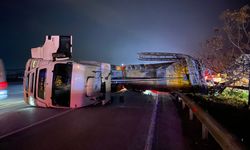 Antalya’da EDS direğine çarpan TIR devrildi: 2 yaralı