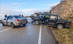 Otomobiller birbirine girdi